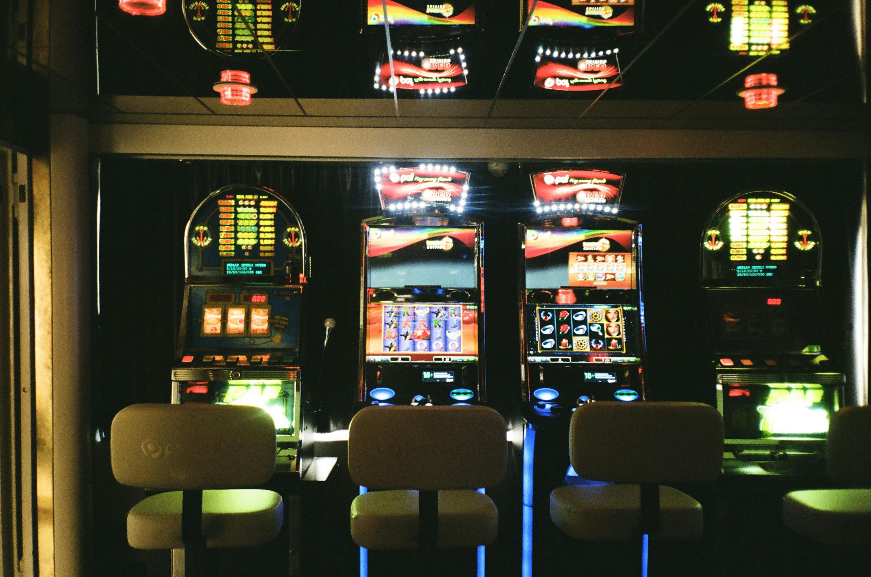 Meja live baccarat dengan dealer profesional di studio solo33